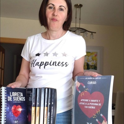 Mónica, de España con mis libros, mi curso, y mi libreta de sueños