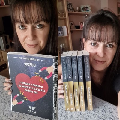 Eva María con todos mis libros y mi curso